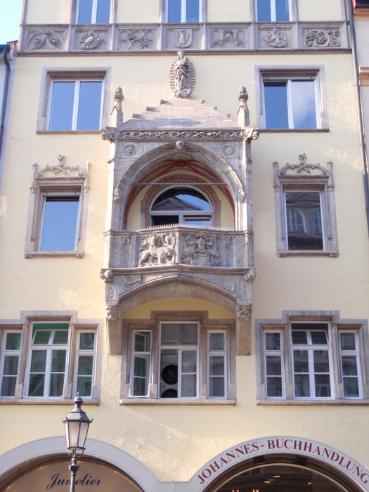 Munich building balcony placements and overlook.